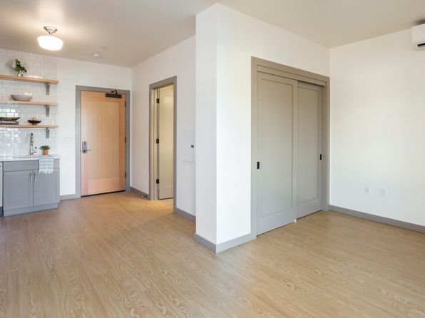 1930 NE Alberta St APT 207