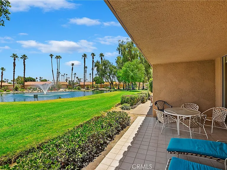 8 Valencia Dr — Photo 1