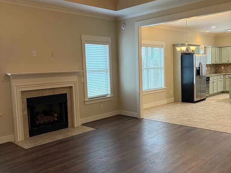 1045 Crawford Ct — Photo 2