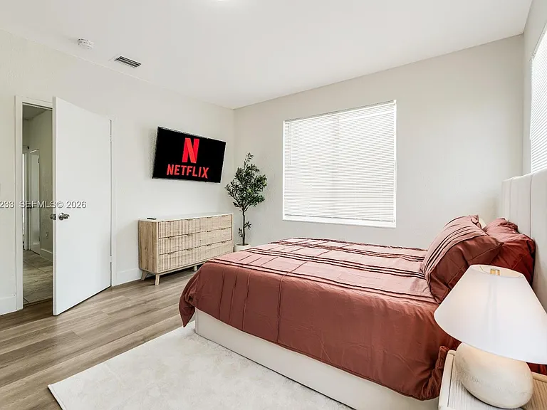 301 SW 10th Ave #7 — Photo 12