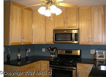 Updated Kitchen w/ granite counters / maple cabnets / stainless steel app