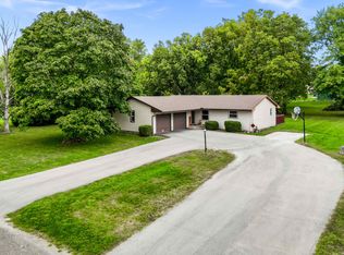 108 Cardinal Dr, Le Roy, IL 61752