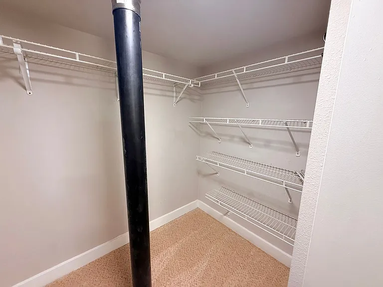Farrah Apartments: 1 & 2 Bedroom Renovated Units — Photo 32
