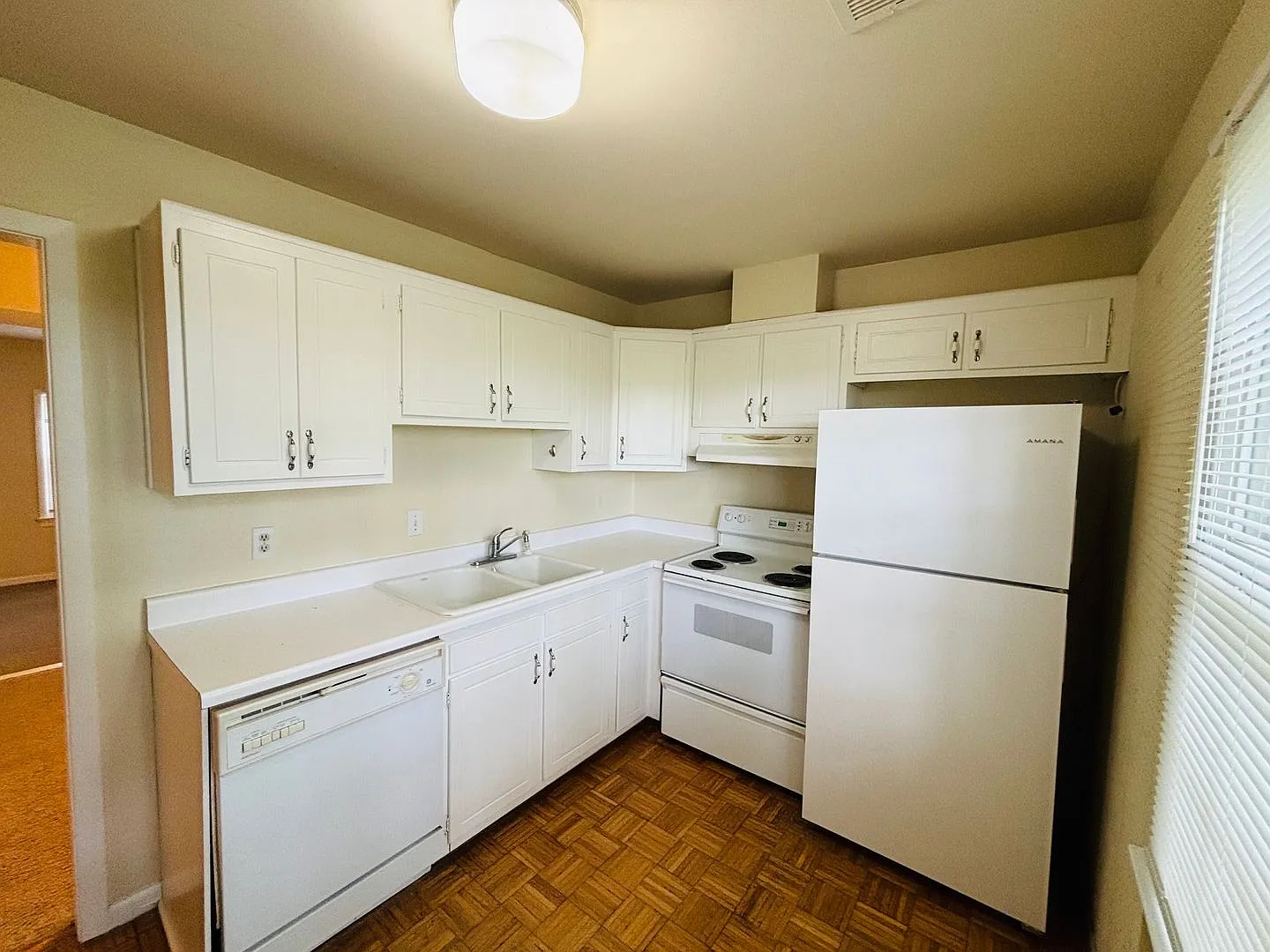 4 Bedroom, 2.5 Bath Townhouse — Photo 4