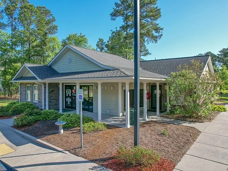 340 Holiday Dr — Photo 3