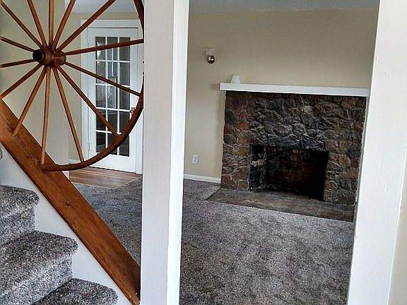 LR w/fireplace/new carpeting