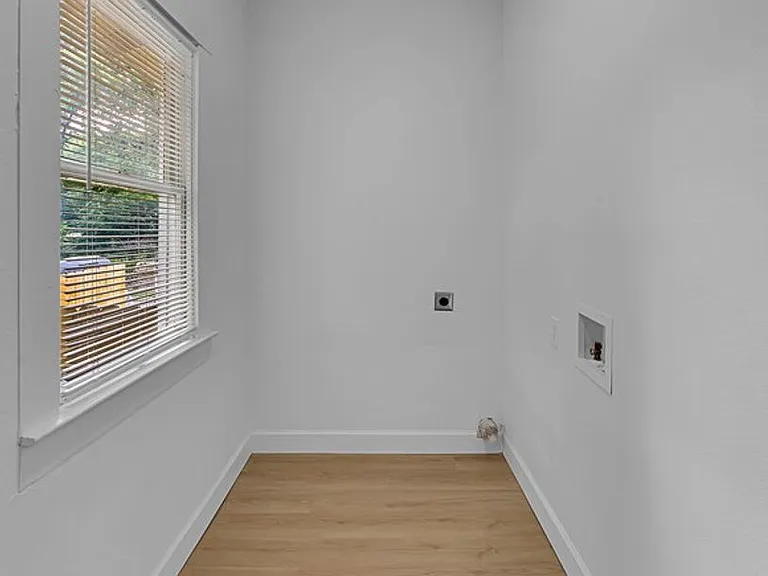 1815 Seneca Ave — Photo 20