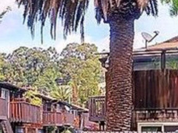 Location in this Cute Condo complex - Red line to Front Door