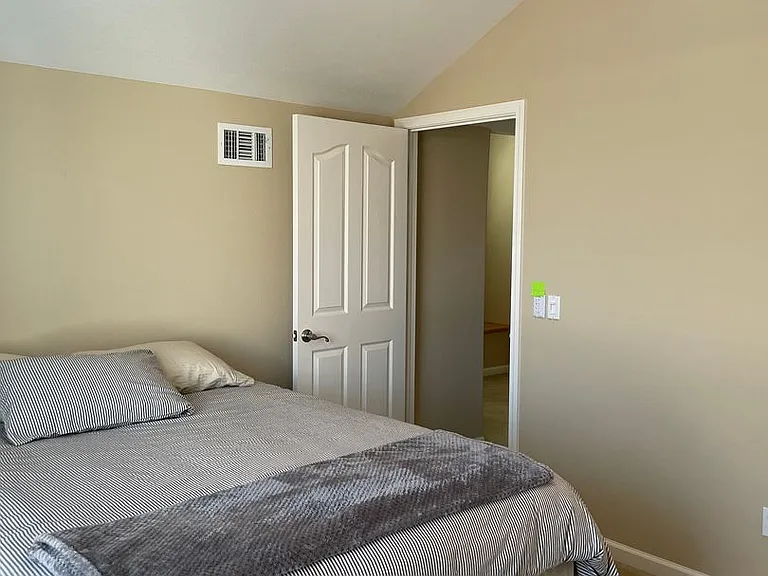 649 Betten St — Photo 22