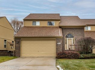 2069 Rochelle Park Dr, Rochester, MI 48309