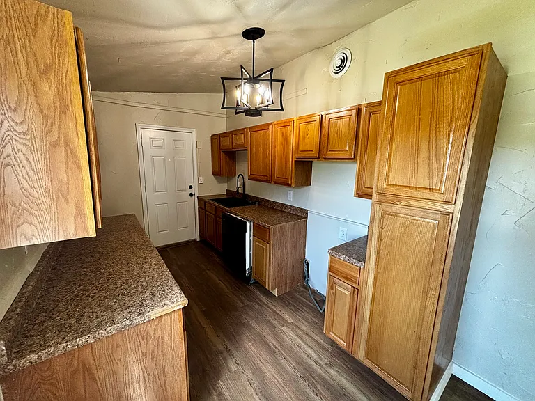 230 W 33rd St — Photo 3