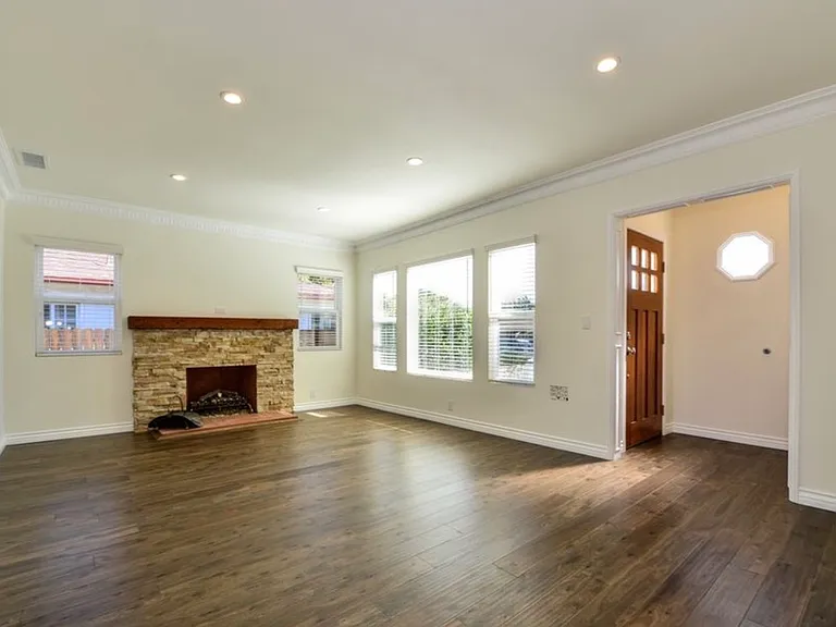 1609 Oak St — Photo 3