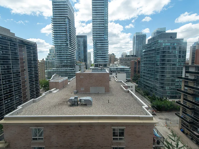 200 Redpath Ave — Photo 97