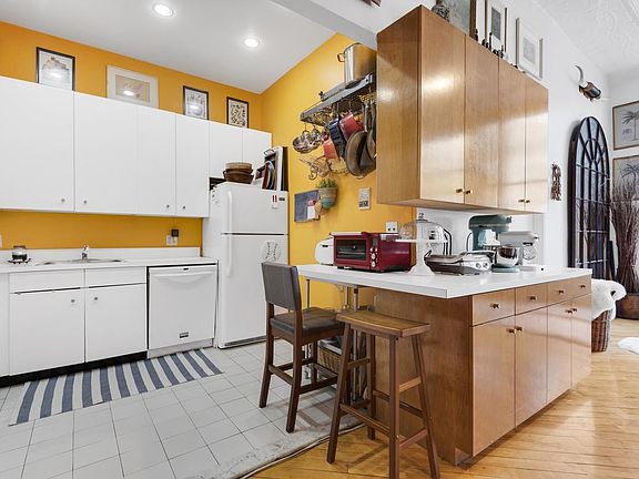 4th image of 469 Broome St #4B