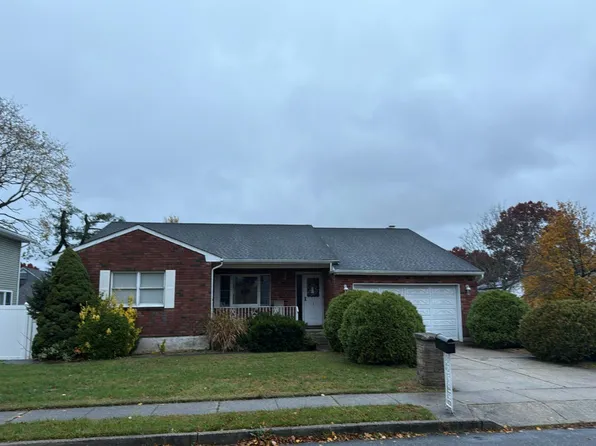 4 McCormick St, Dix Hills, NY 11746