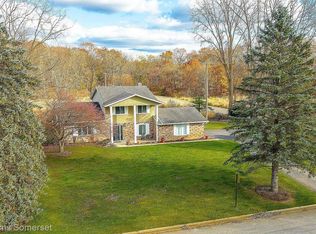 1481 Winter Ln, Brighton, MI
