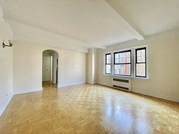 4th image of 95 Christopher St APT 6A