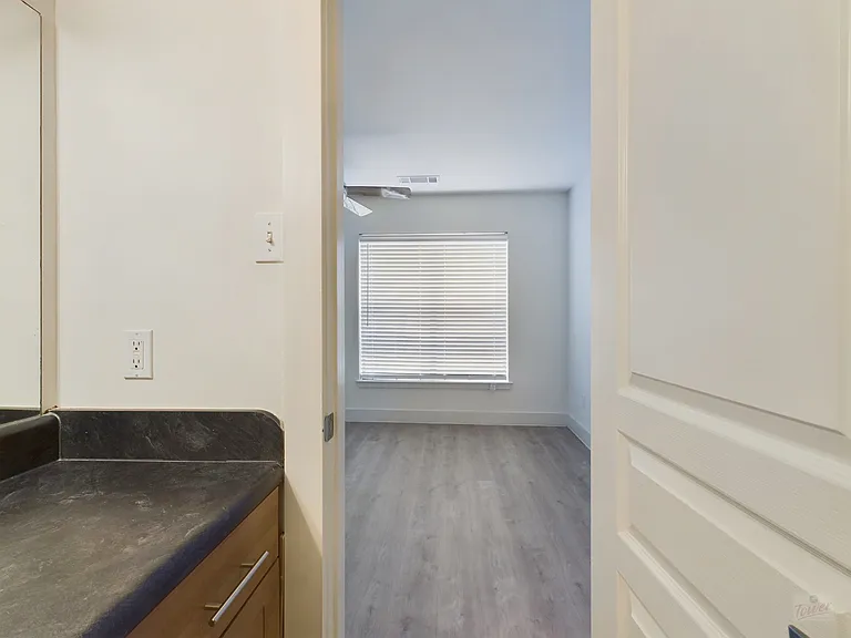 711 W 32nd St — Photo 175