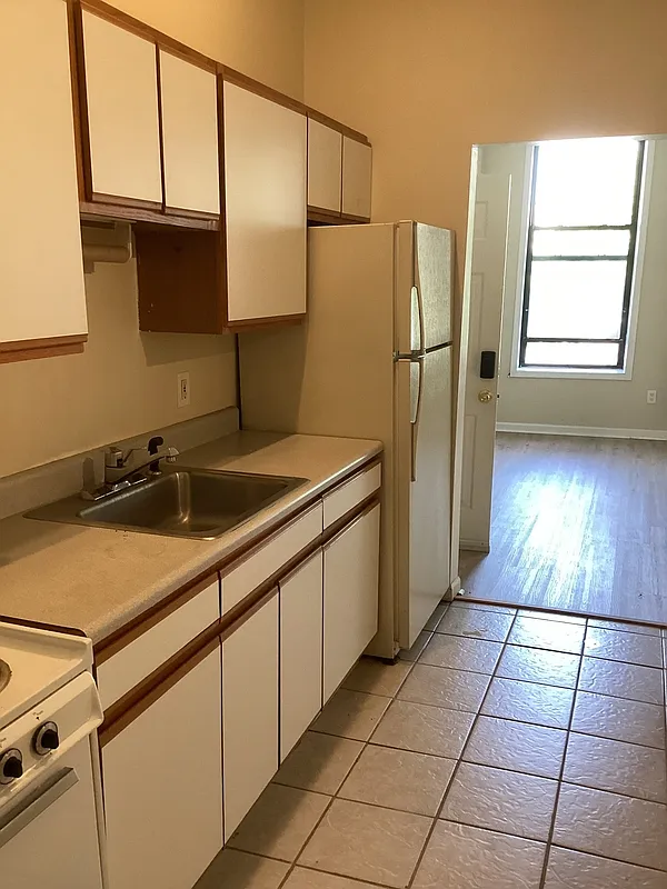 1 bed, 1.0 bath, $1,075 — Photo 2