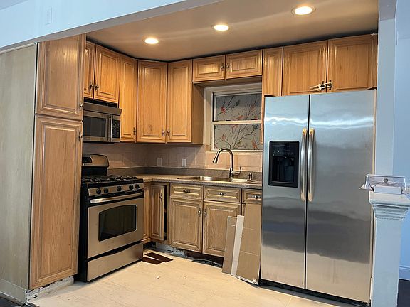 3rd image of 717 Saint Lawrence Ave Floor 2