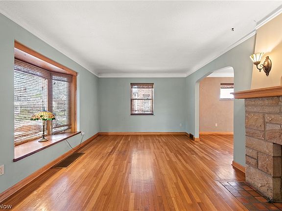 5th image of 17613 Schenely Ave