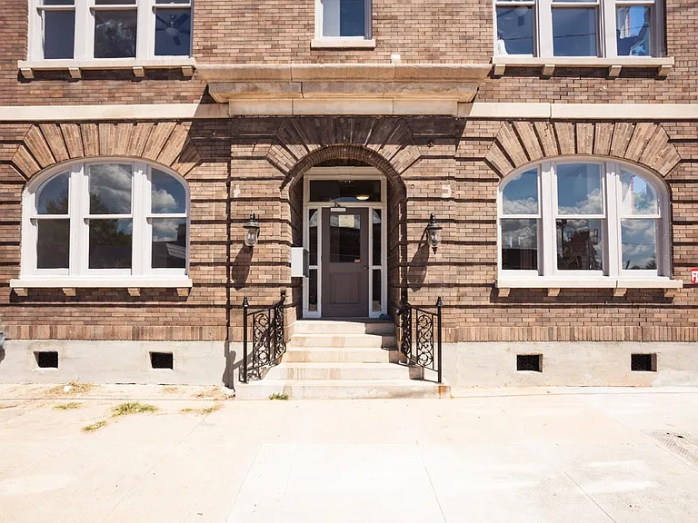 204 13th St — Photo 5