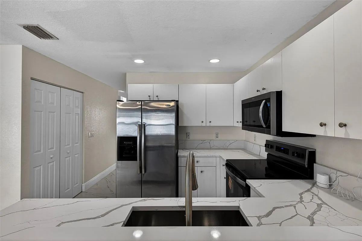 4 bed, 3.0 bath, 2208 sqft, $4,450 — Photo 1