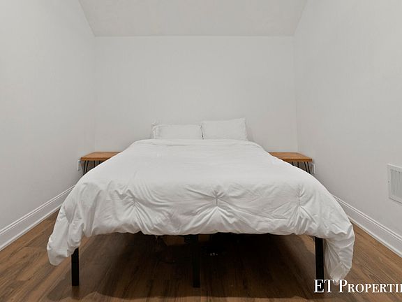 5th image of 3018 Effie Pl NE