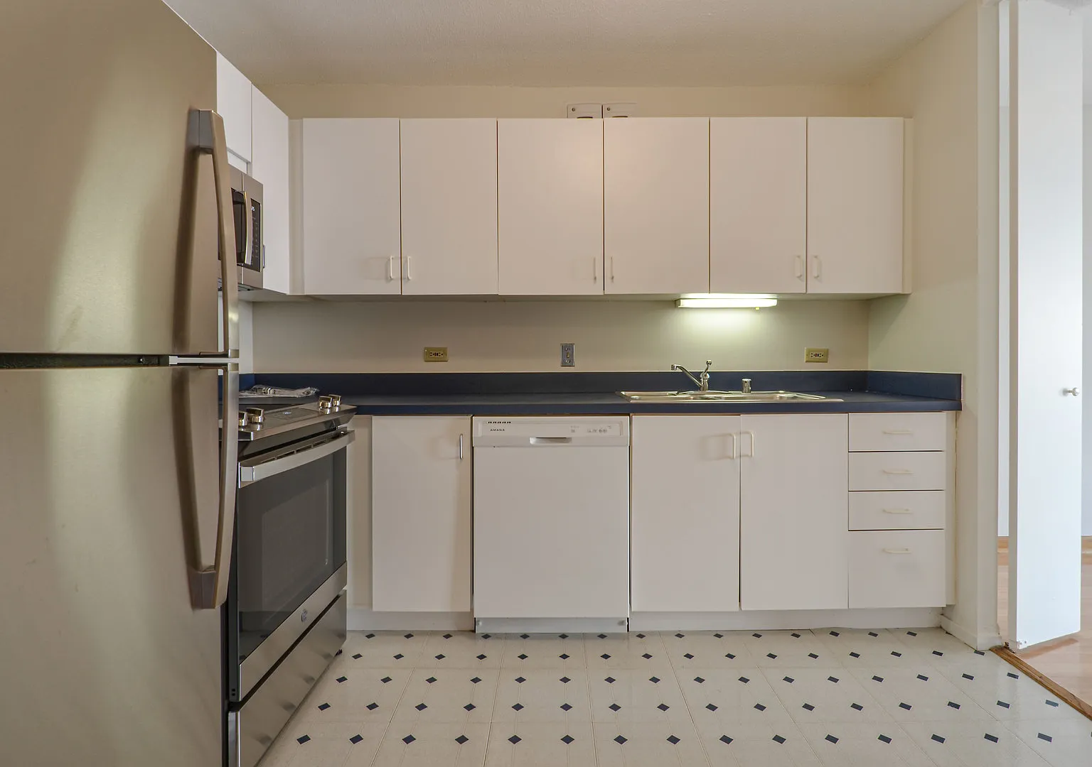 1 bed, 890 sqft, $2,350 — Photo 4