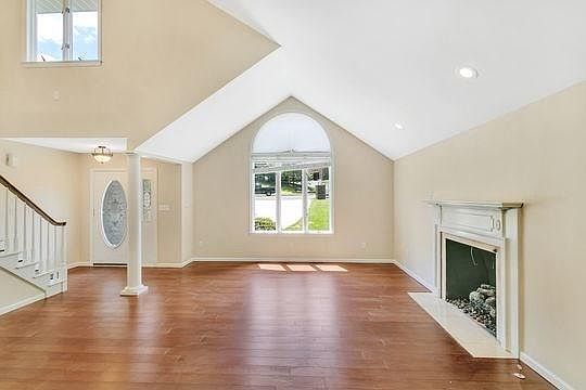 4th image of 305 Satinwood Ln