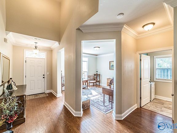 5th image of 7509 Parktrace Ln SE