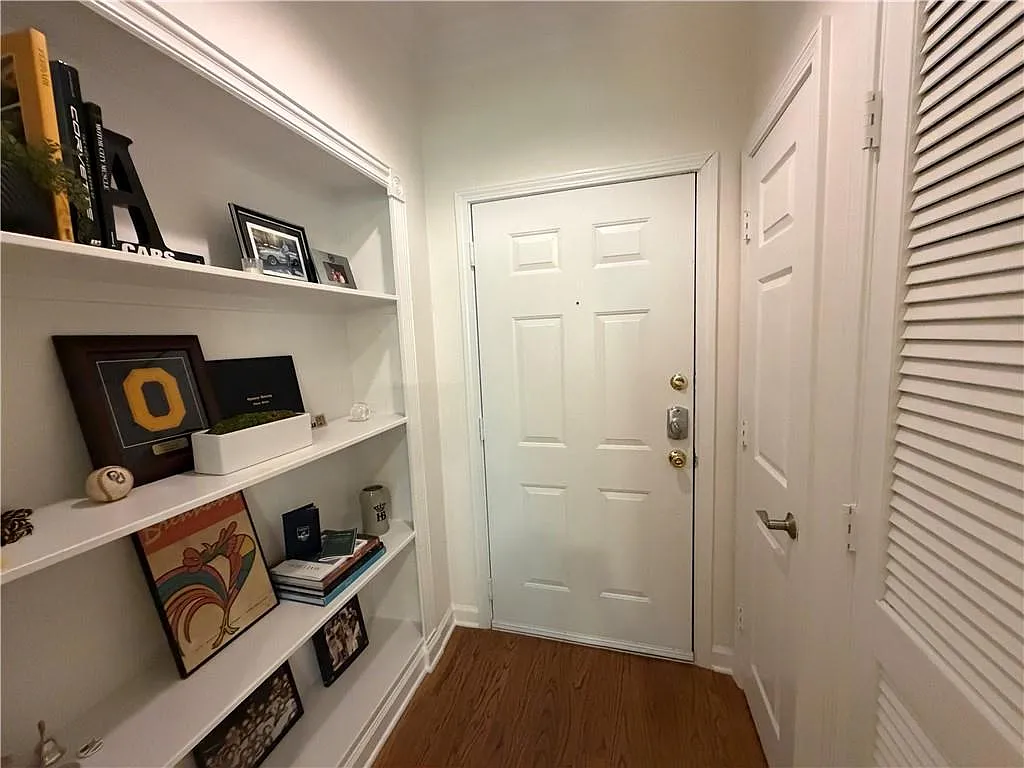 1 bed, 1.0 bath, 919 sqft, $1,895 — Photo 2