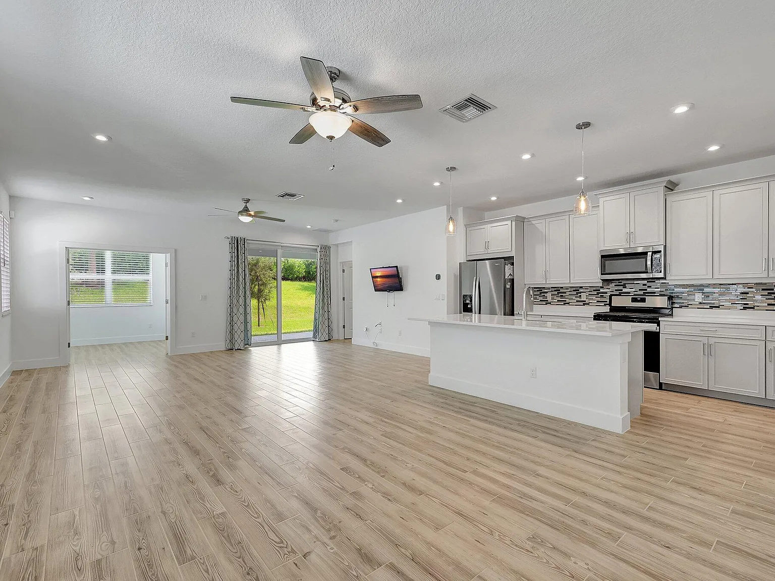 2 bed, 2.0 bath, 1635 sqft, $2,499 — Photo 4