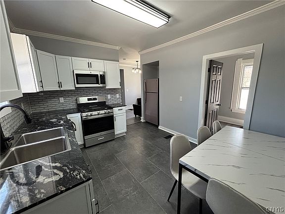5th image of 110 Westcott St