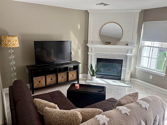 3rd image of 28 Allison Pl