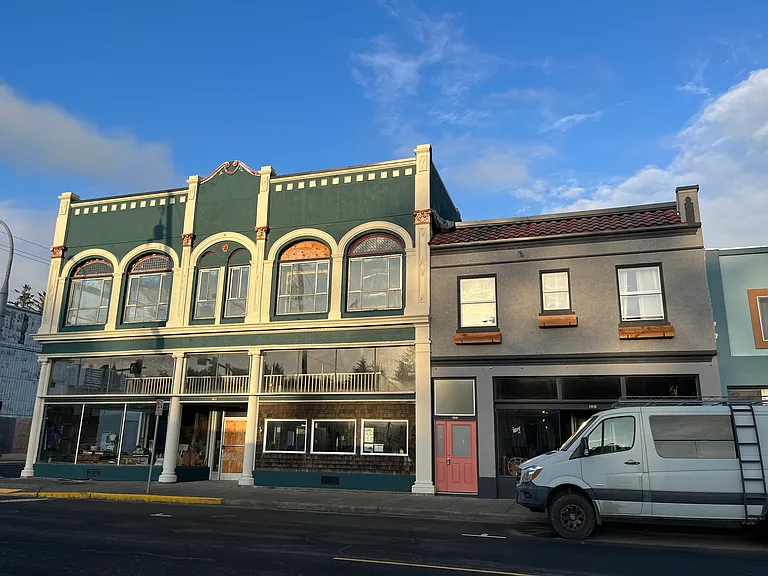 Building next to the original Doupe Building.
