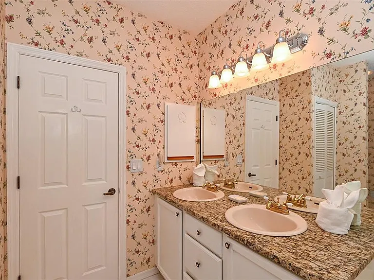 3866 Surrey Ct — Photo 29