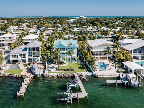 3rd image of 406 S Coconut Palm Blvd