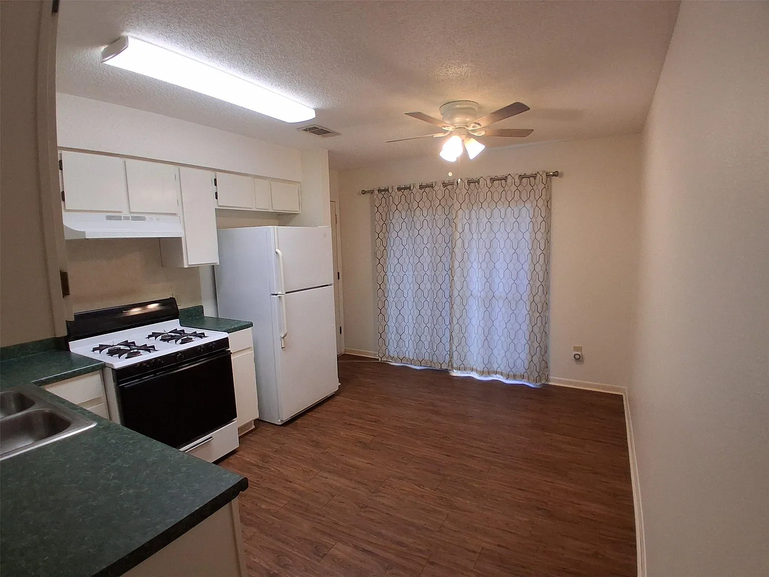 3 bed, 1.5 bath, 1050 sqft, $1,850 — Photo 3