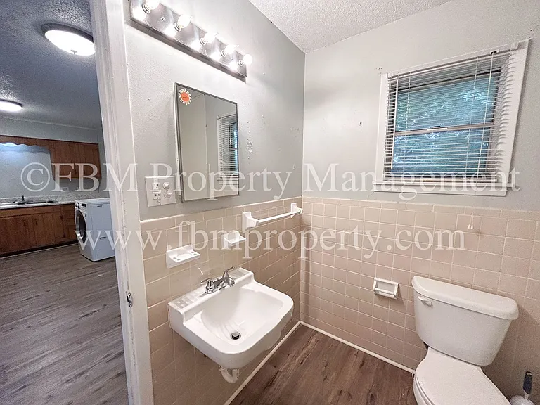 330 W College St #8 — Photo 27