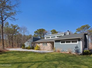 14 Honeysuckle Ln, East Quogue, NY 11942