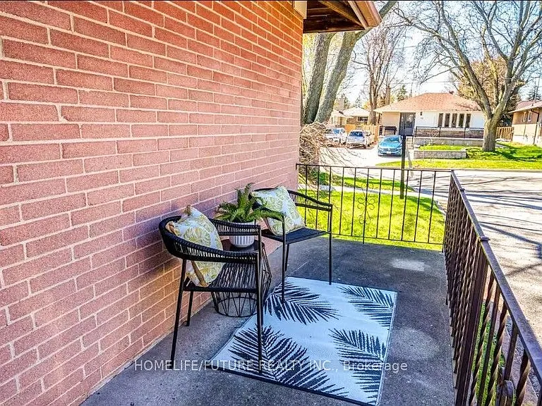 7 Stonehenge Cres — Photo 2
