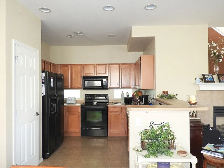 10028 E 28th Ave — Photo 5