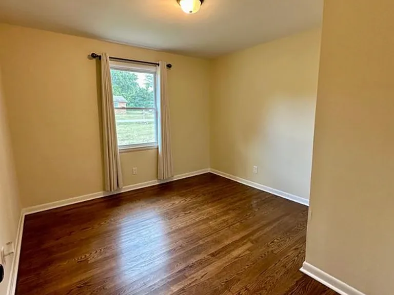 121 Oak Park Dr — Photo 12