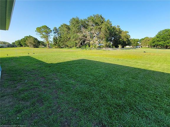 3rd image of 7525 Honeysuckle Dr