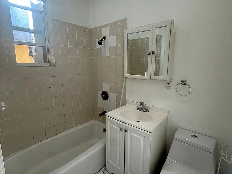 242 SW 15th Ave #A — Photo 10