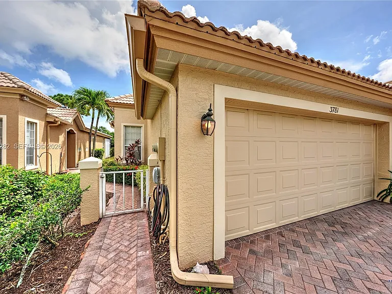 3781 NW Willow Creek Dr — Photo 3