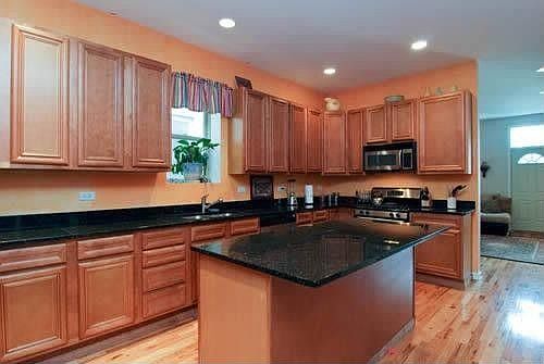 5th image of 1530 N Maplewood Ave