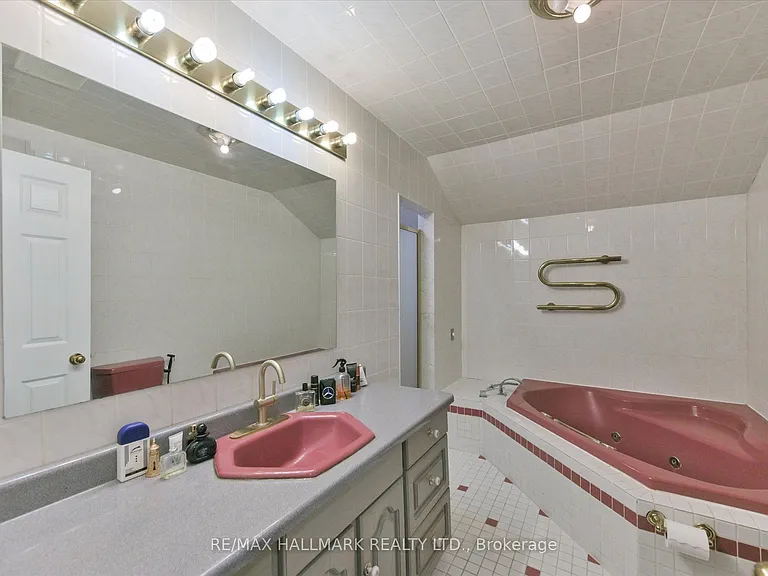 13918 Leslie St E — Photo 26