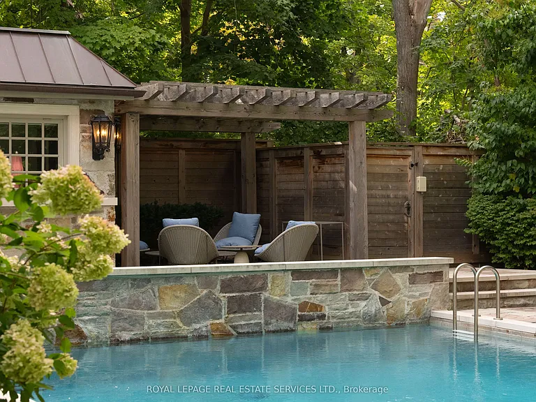 108 Sandringham Dr — Photo 41